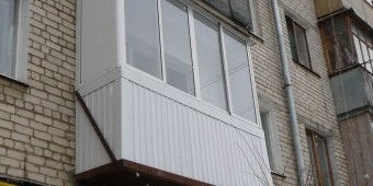 Балкон хрущевской планировки, алюминевая раздвижная система «под ключ» 4 створки и две глухие боковинки 