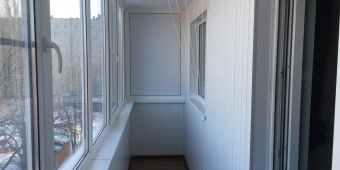 Теплое остекление и отделка балкона белой вагонкой. Балкон «под ключ» 6м, старая москва.