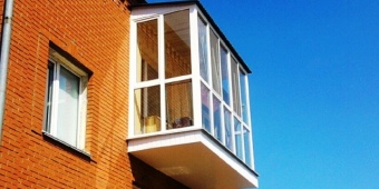 Остекление французского типа пластиковым профилем с выносом балкона
