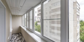 Обшивка балкона панелями с утеплением пенофолом, установкой натяжного потолка и сушилки «под ключ».