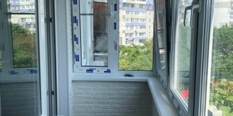 Остекление профильная система Deceuninck 59.000р, отделка балкона гипсовый белый кирипич 89000р