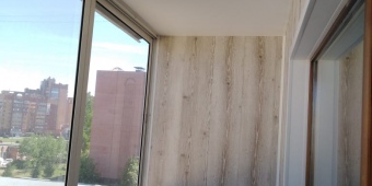Обшивка Г образного балкона панелями Век сосна Момблан 