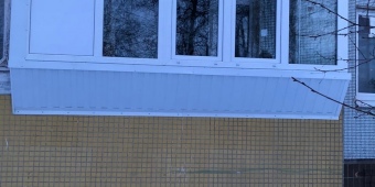 Остекление балкона с выносом вперед, обшивка снаружи профлистом