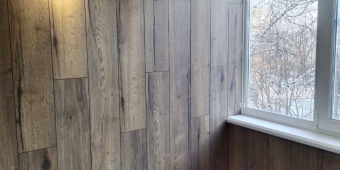 Установили балконный блок, балконную раму, выполнили утепление и обшивку стен ламинатом, провели электричество и подключили теплый пол, установили натяжной потолок, собрали большой вместительный шкаф и все это на лоджии в 3х комн квартире московской планировки