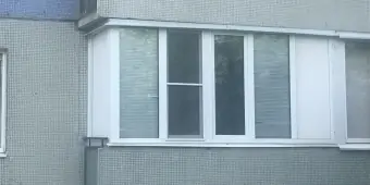 Теплое остекление балкона в 1 комнатной квартире московской планировки с глухой частью под встроенный шкаф.