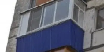 Панорамное холодное остекление с выносом и отделкой сайдингом синего цвета