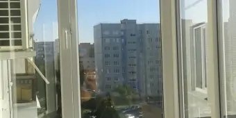  Балкон с выносом вперед и отделкой панелями ПВХ бамбук.