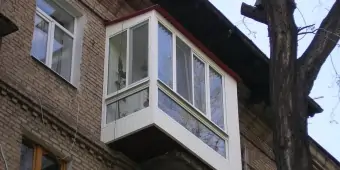 Тёплое Г-образное французское остекление балкона с выносом