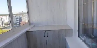 Остеклили балкон, выполнили отделку ламинированными панелями ВЕК, изготовили тумбу из ЛДСП в 3комн. квартире ташкент, балкон 6м