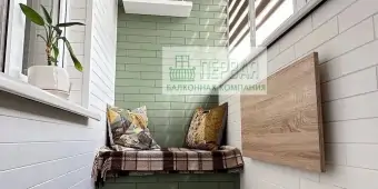 Отделка балкона натуральным деревом (стеновой паркет) с покраской