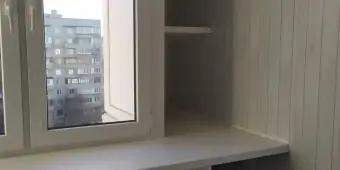 Обшивка балкона пластиковыми панелями, установка полок из подоконной доски и сушки для белья